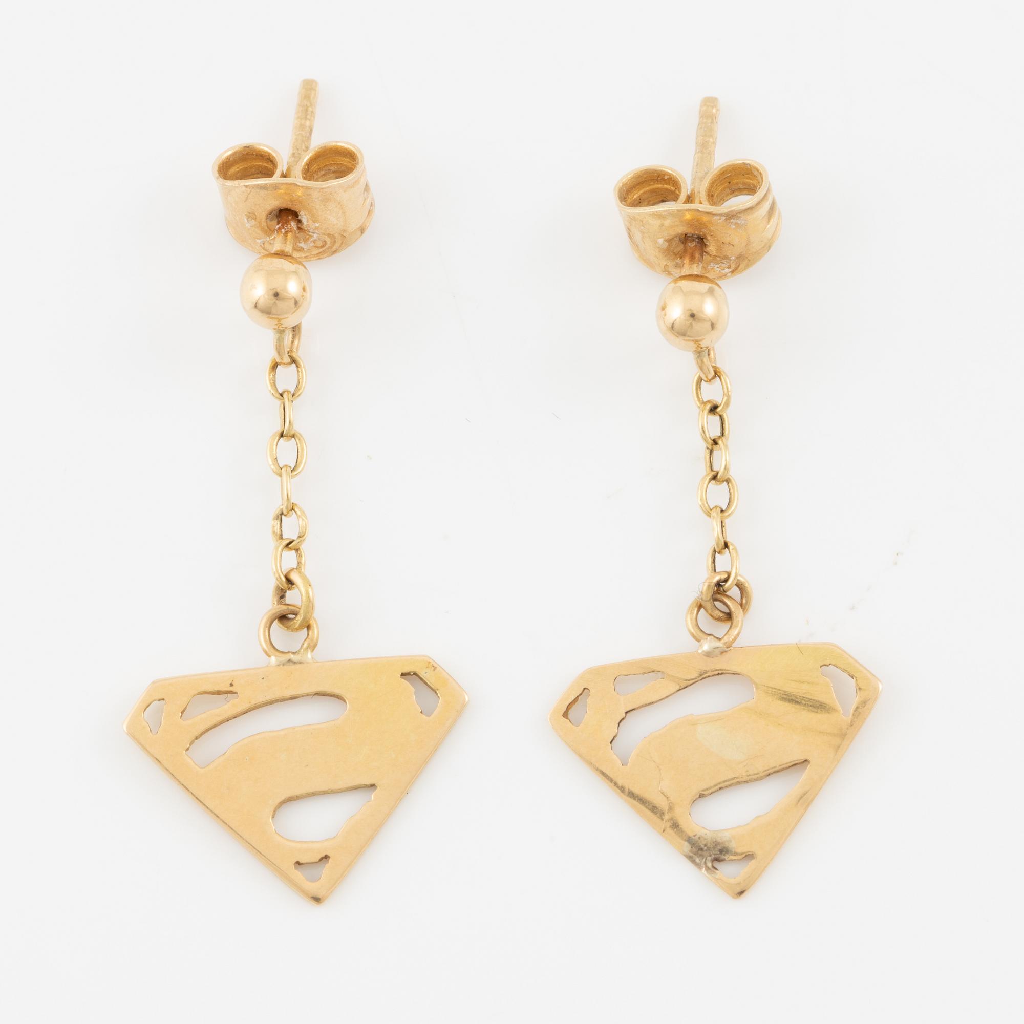 Pendant with chain and a pair of earrings, 18K gold, in the form of Superman/Superwoman logo.