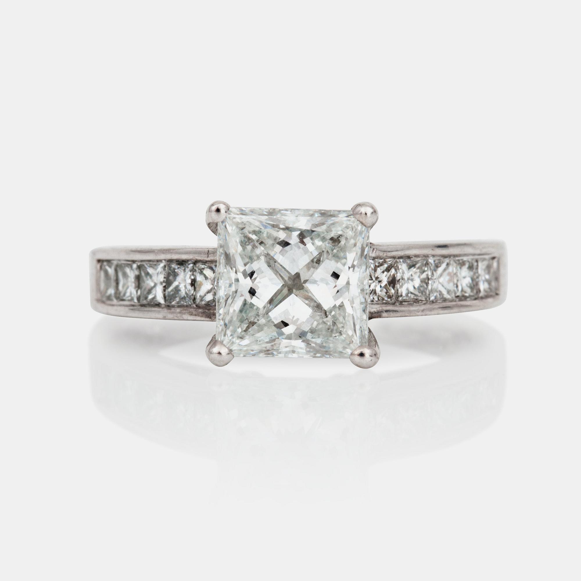 RING med prinsesslipade diamanter ca 2.50 ct.