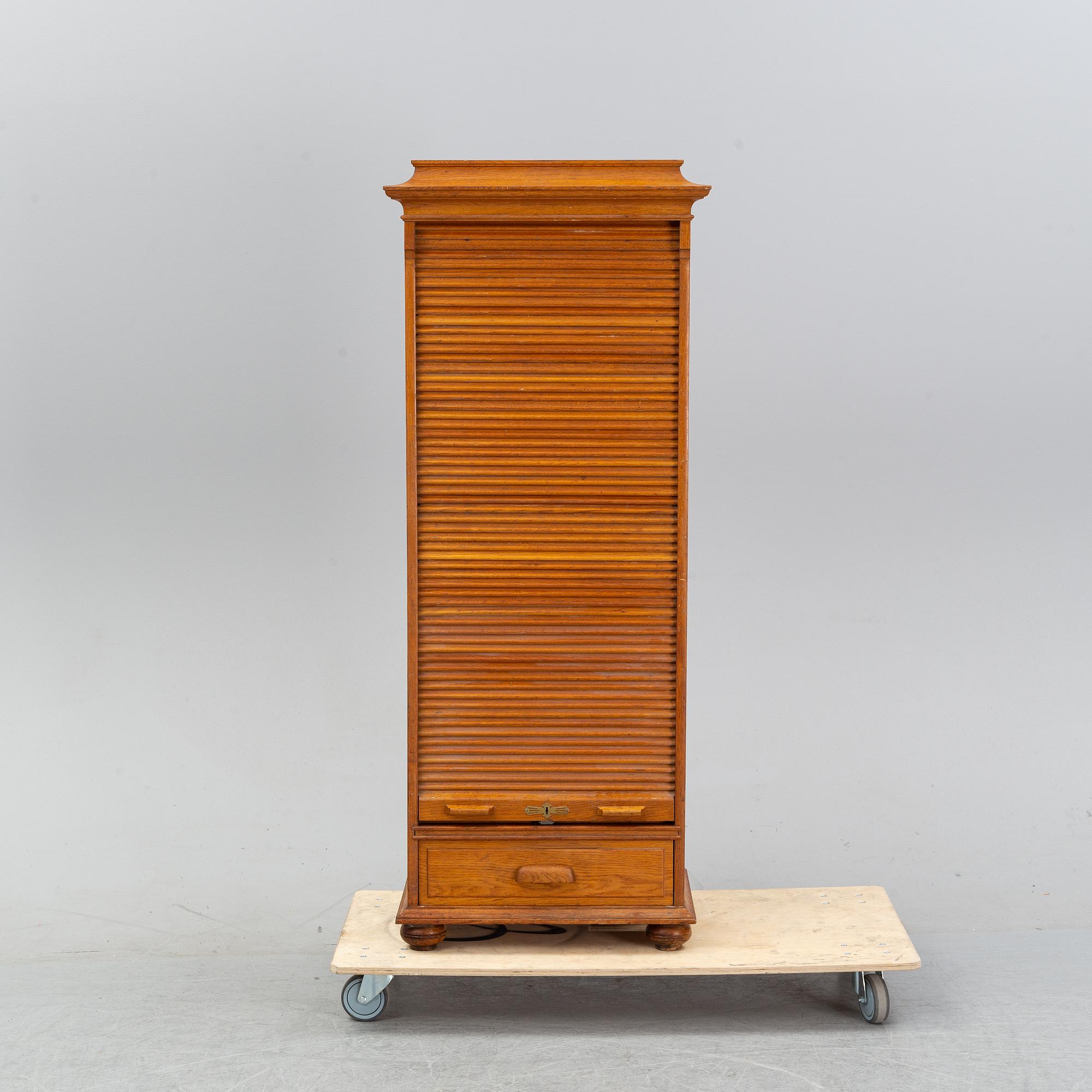 Arkivskåp med jalusi, 1900-talets första hälft.