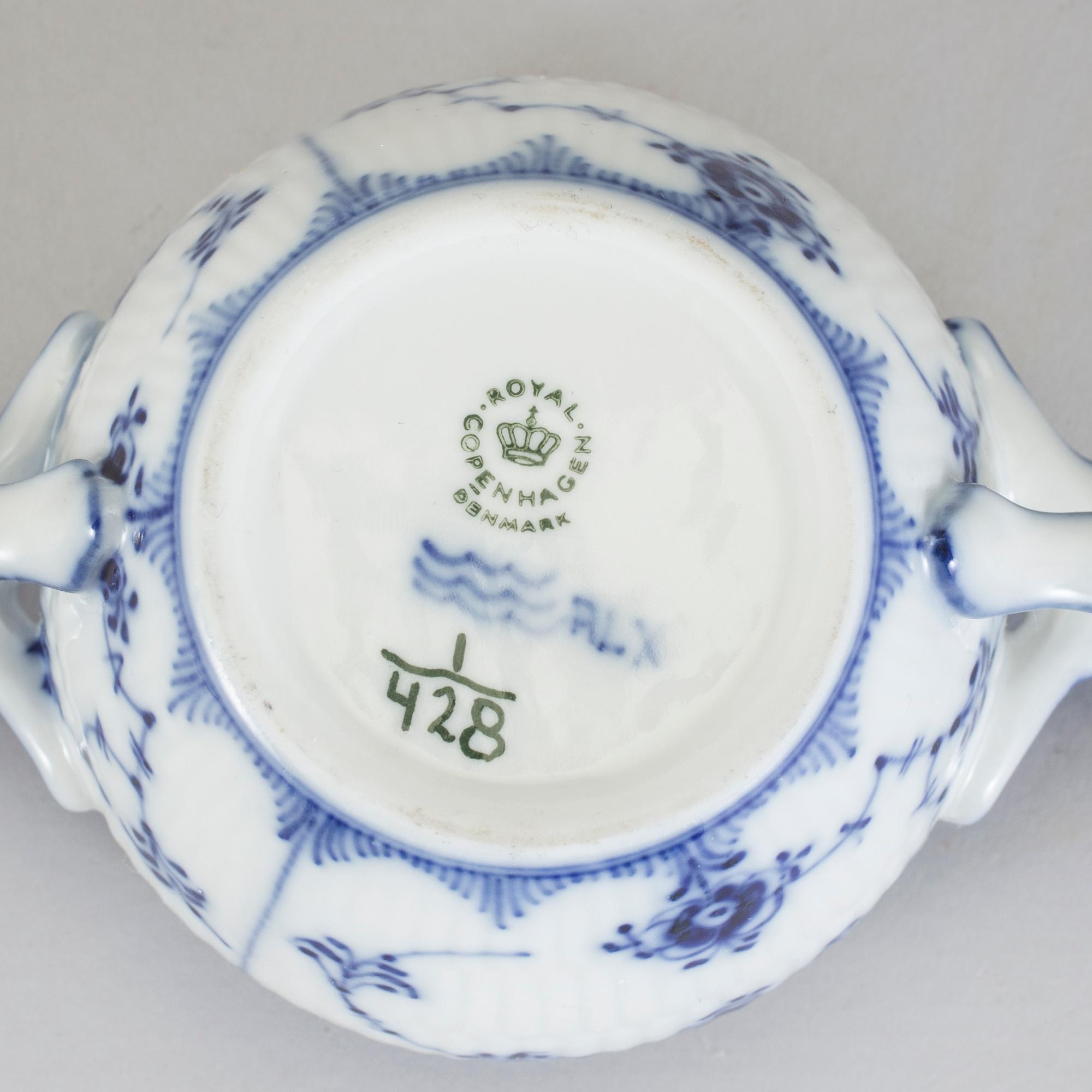 SERVISDELAR, 41 delar, porslin, "Musselmalet", Royal Copenhagen.