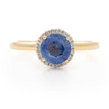Ring 14K gold with sapphire and brilliant-cut diamonds.