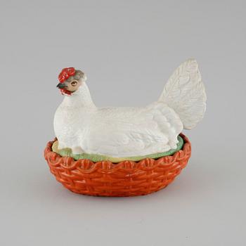 An earthenware egg bowl, around the year 1900.