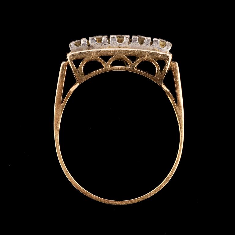 RING, 14k guld med 5 små briljantslipade diamanter. Vikt 6 g.