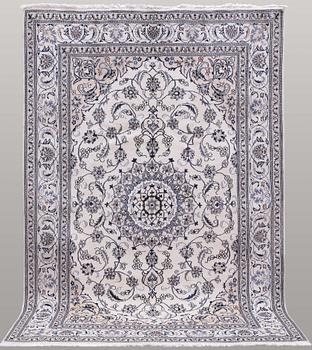 Nain, part silk, ca 312 x 205 cm.