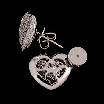 ÖRHÄNGEN, ett par, 18k vitguld med briljantslipade diamanter, totalt 1.02 ct. Vikt 6 g.