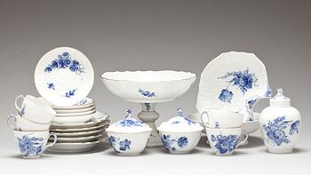 KAFFESERVISDELAR, 16 delar. Porslin "Blå blomst" Royal Copenhagen.