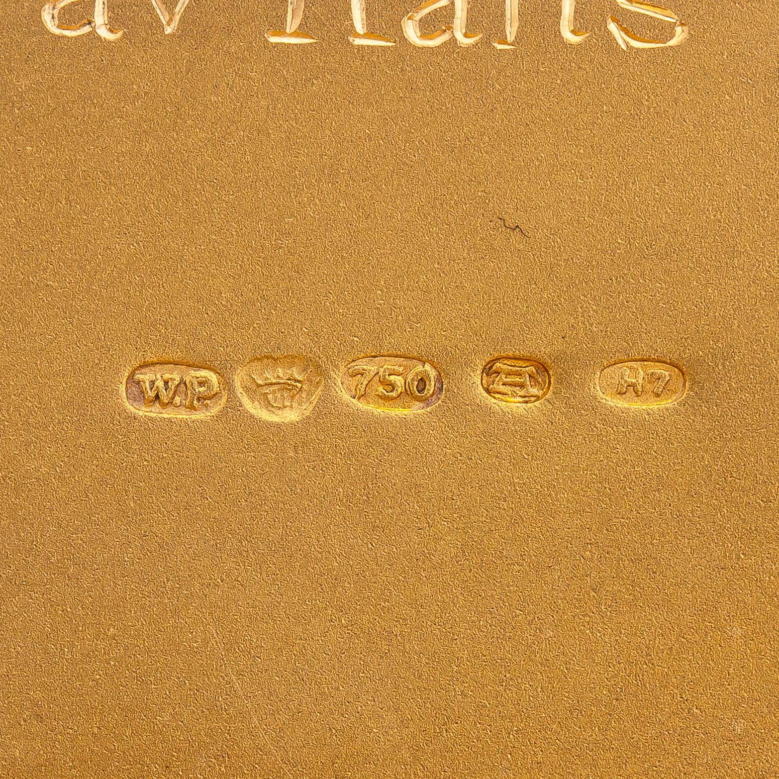 Savukerasia, 18K kultaa ja synteettinen cabochon-hiottu safiiri. Tuontileimattu Wilhelm Pettersson, Turku 1961.