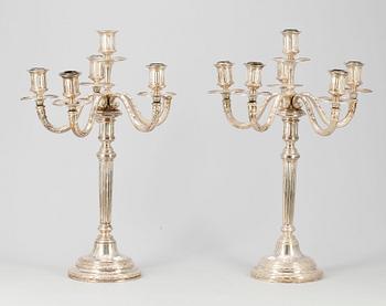 KANDELABRAR, ett par, låghaltigt silver 800, Louis XVI-stil, Tyskland. Total vikt ca 3012g.