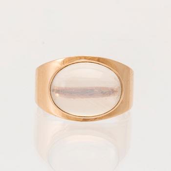 A 14K gold ring set with a cabochon-cut moonstone, Finland 1961.