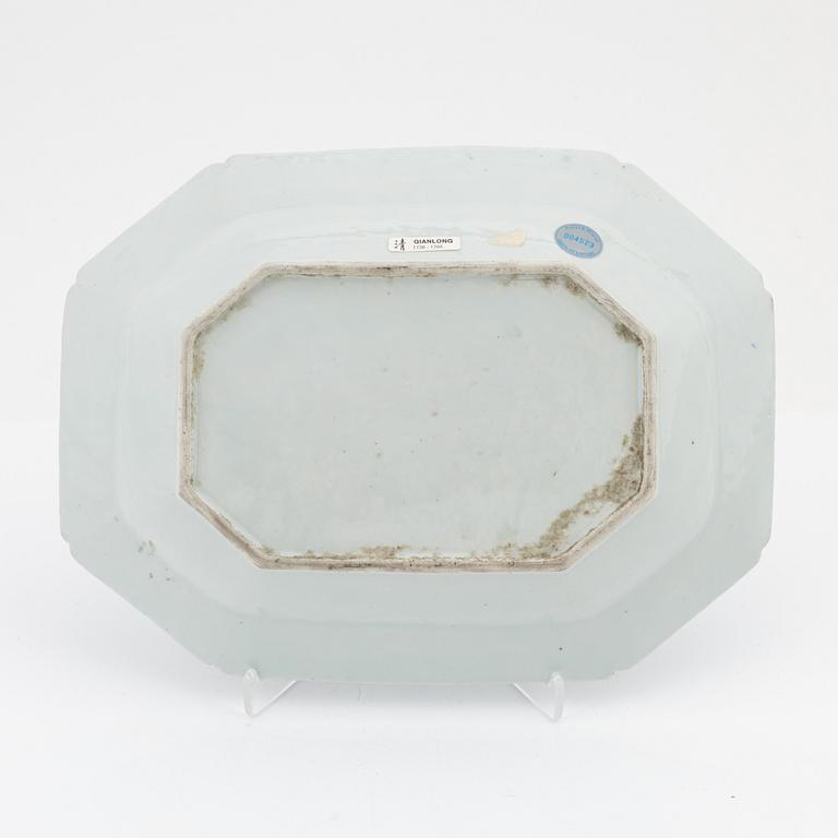 A blue and white tureen dish, Qing dynasty, Qianlong (1736-95).