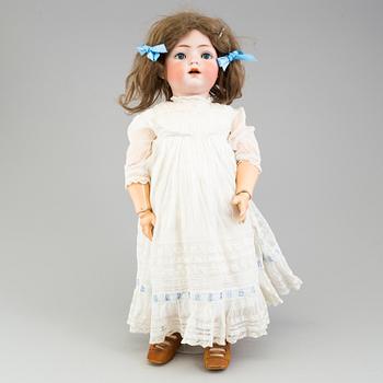 a KÄMMER & REINHARDT/SIMON & HALBIG porcelain doll from 1912.