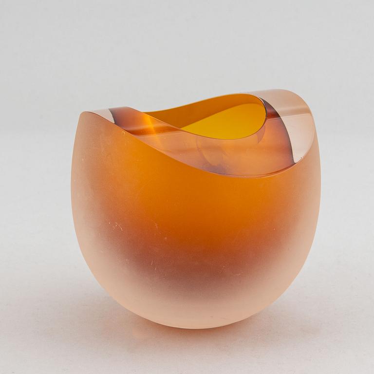 Hanne Dreutler & Arthur Zirnsack, a glass vase from Studio Åhus.