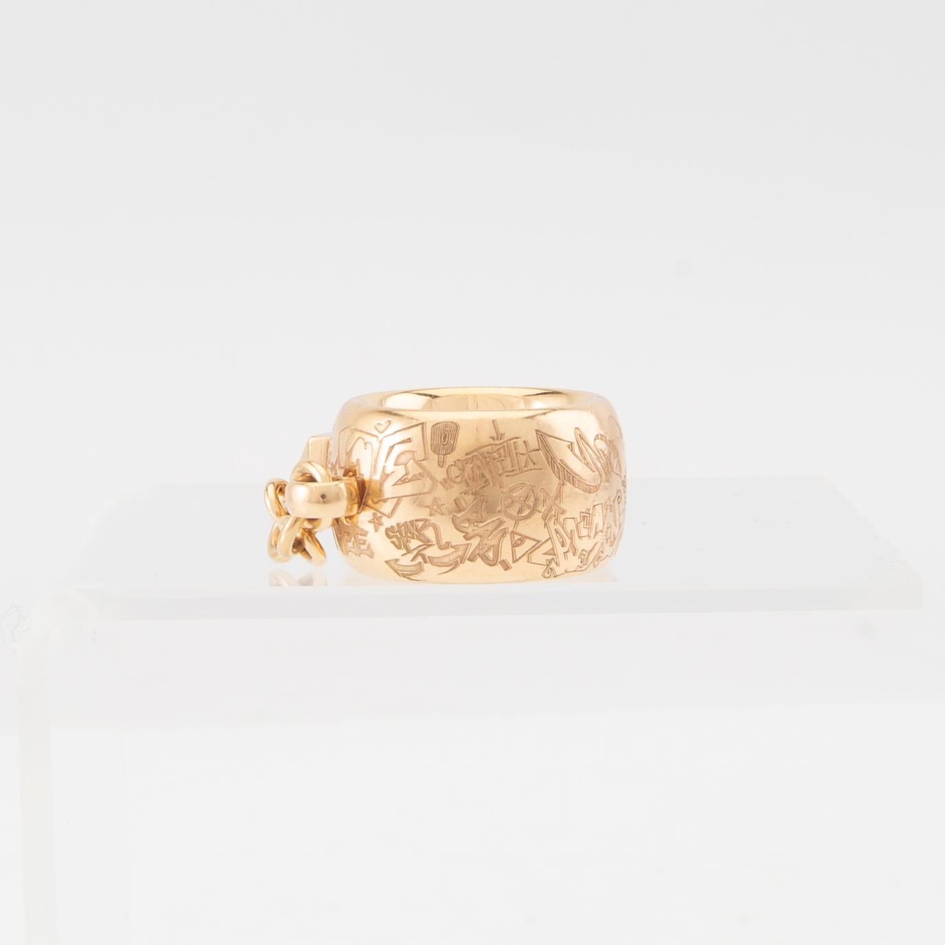 An 18K gold "Nubien Heritage grafitti ring" by Håkan Orrling Art Metall Helsingborg.