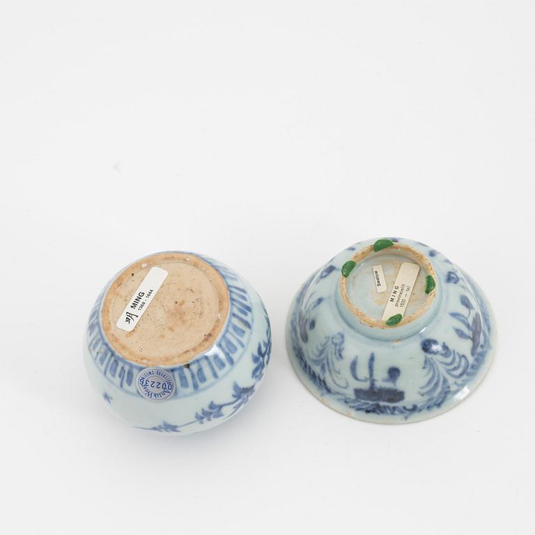 A Swatow jar woth cover and a Swatow bowl, Ming dynasty (1368-1644).