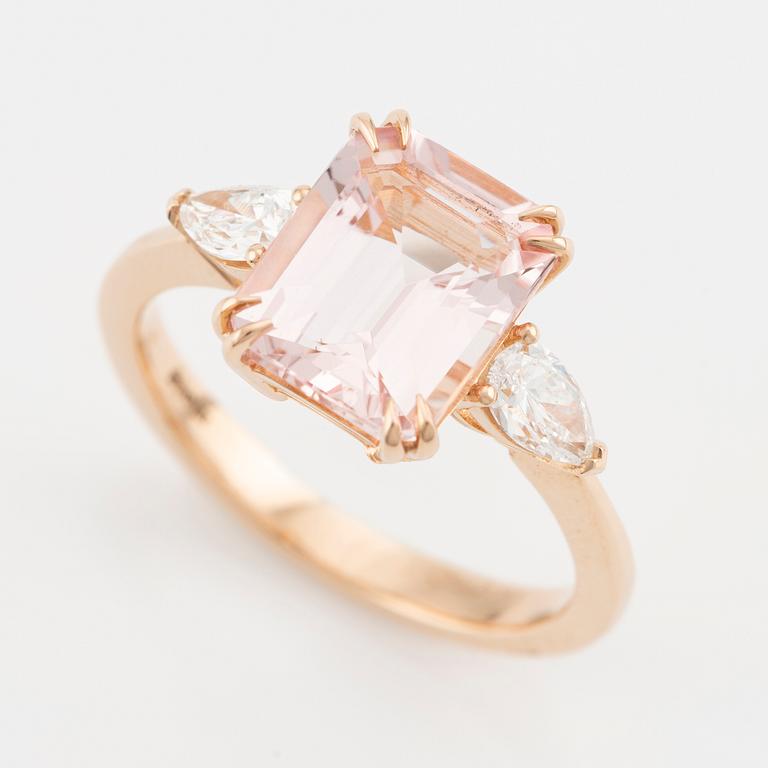 Ring in 18K gold with a faceted morganite and round brilliant-cut diamonds.