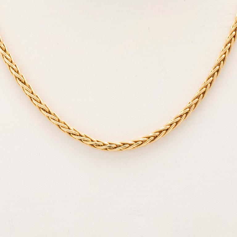 Necklace herringbone chain in 18K gold.