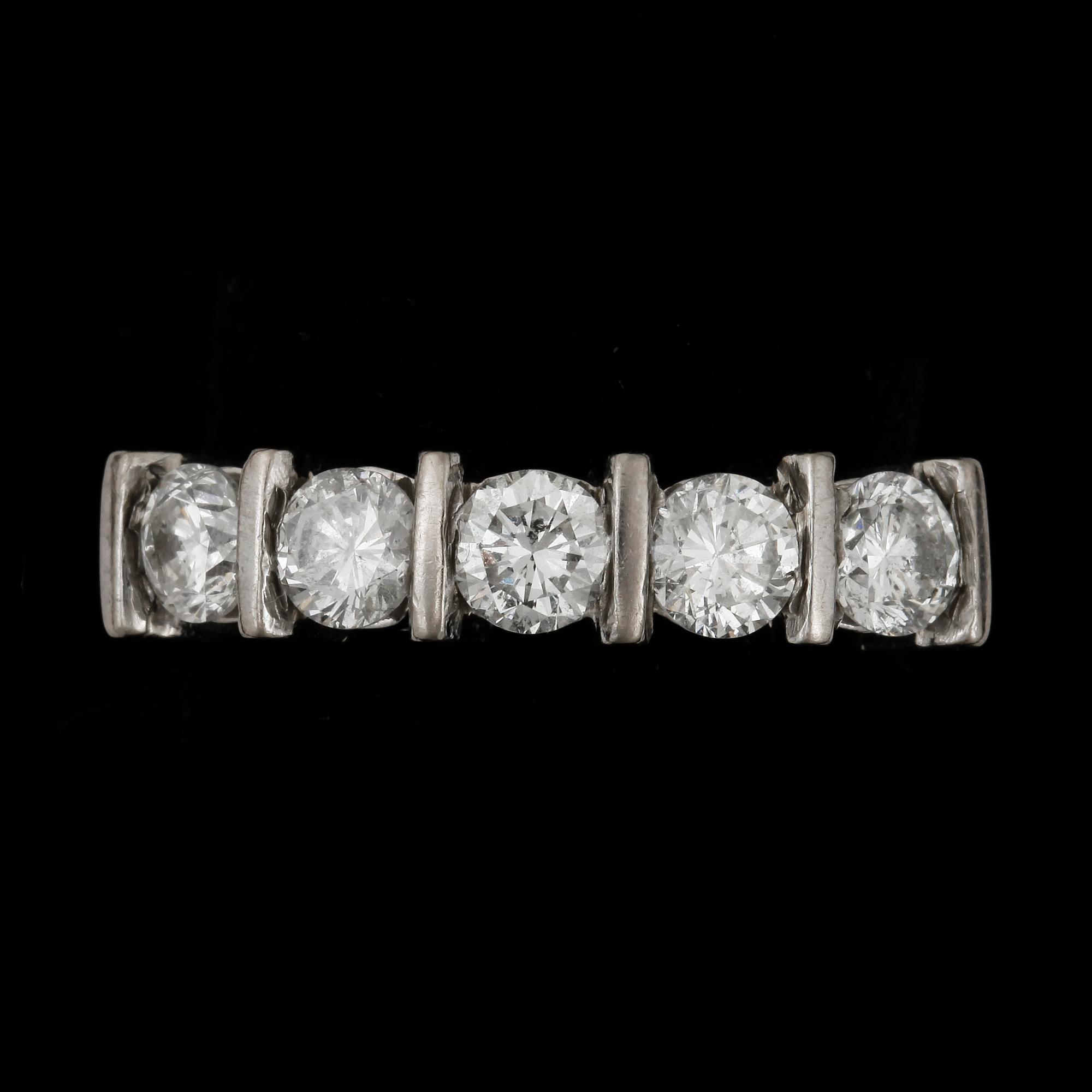 RING, 18k rött och vitguld med 5 briljantslipade diamanter tot ca1,50ct. Vikt ca8g.