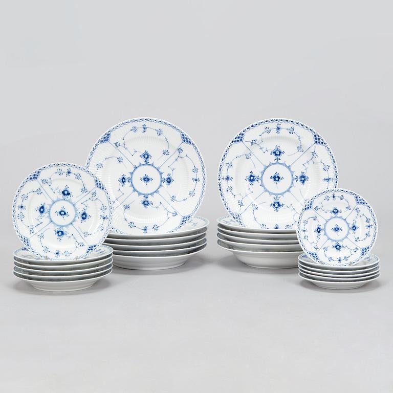 Royal Copenhagen, servis, 24 delar, "Musselmalet Halvblonde", Danmark 1955 och 1975-79.