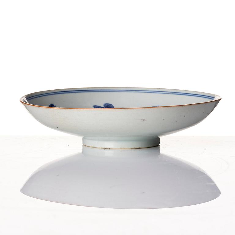 A blue and white dish, Tianqi/Chongzhen, 17th century.