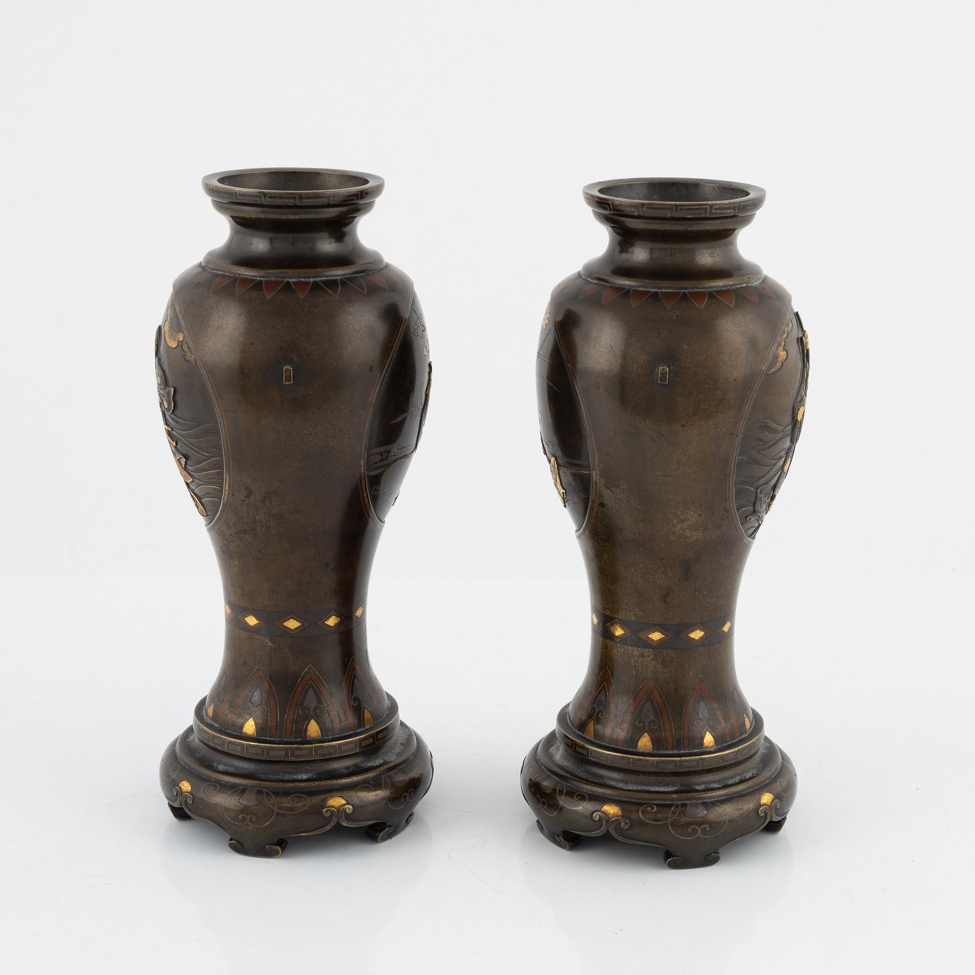 A pair of bronze vases, Japan, around 1900.
