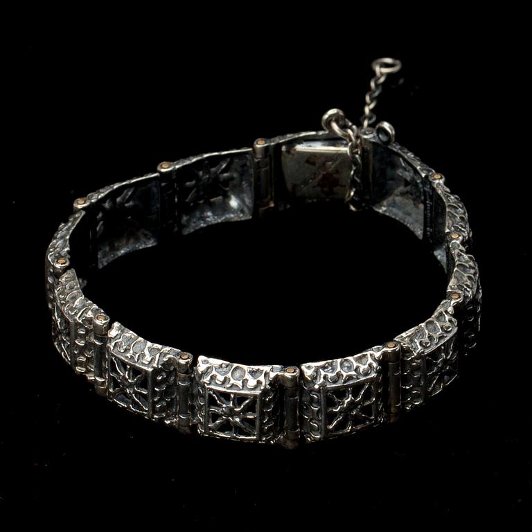 ARMSMYCKEN, 3 st, silver, diverse stämplar, Åbo, bl. a. Jorma Kauppi. 1900-talets andra hälft.