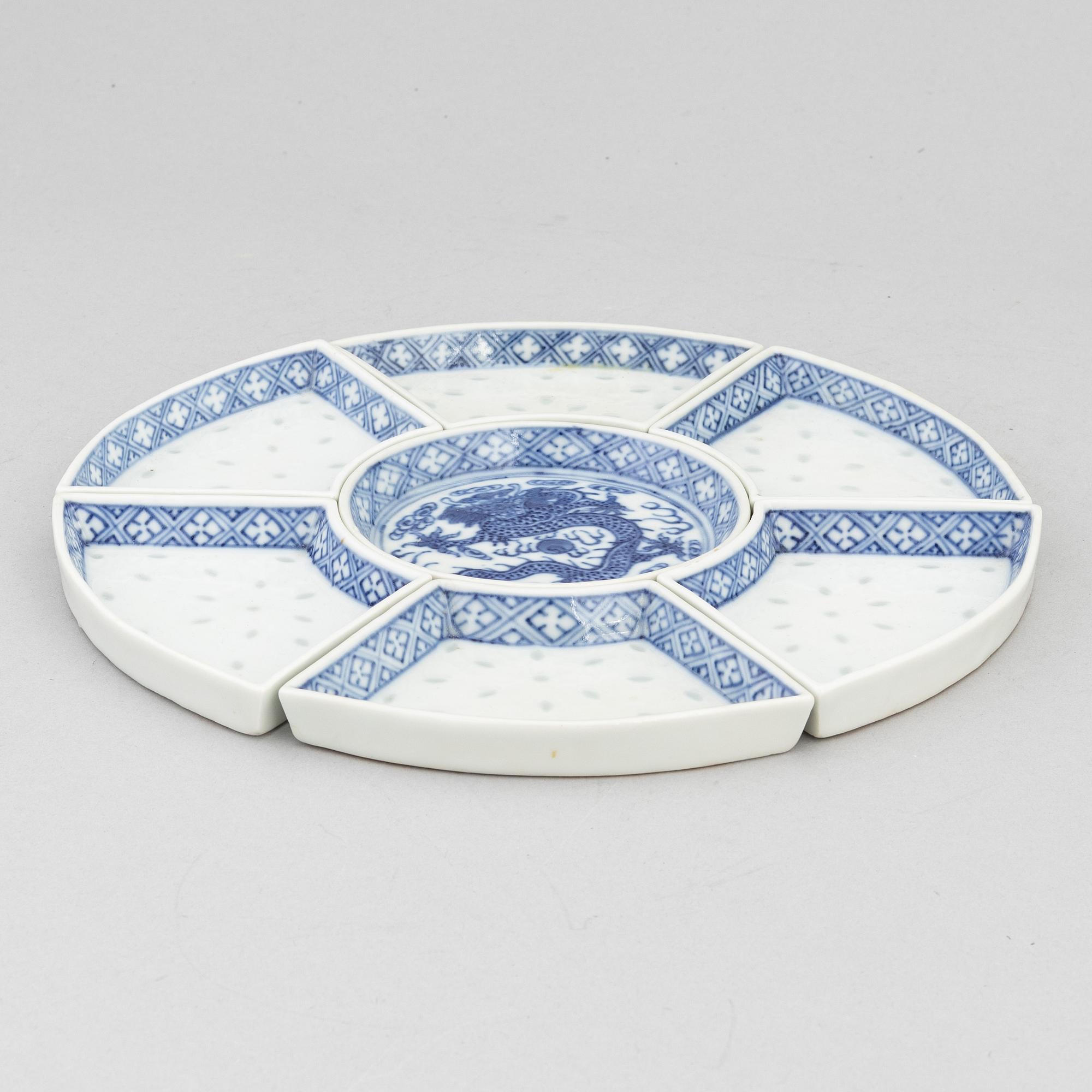 A set of seven Chinese blue and white "rice grain" porcelain cabaret dishes, late Qing dynasty around the year 1900.