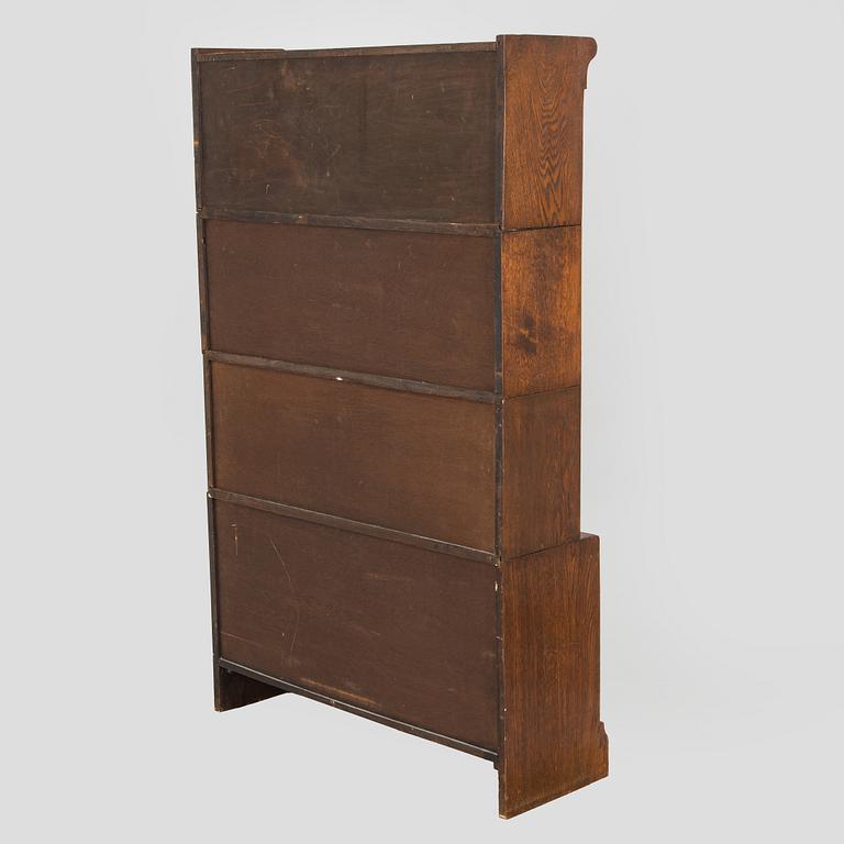 Kirjakaappi, Minty Oxford, Englanti, noin 1900-luvun puoliväli.