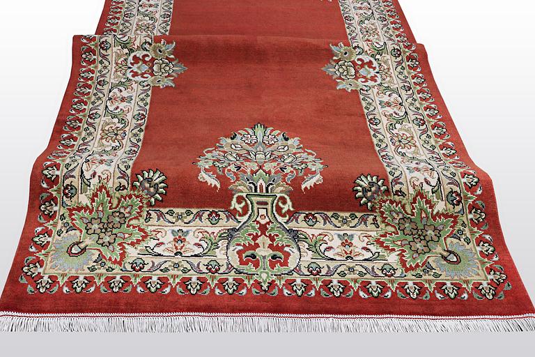 Gallerimatta, Persisk, ca 585 x 154 cm.