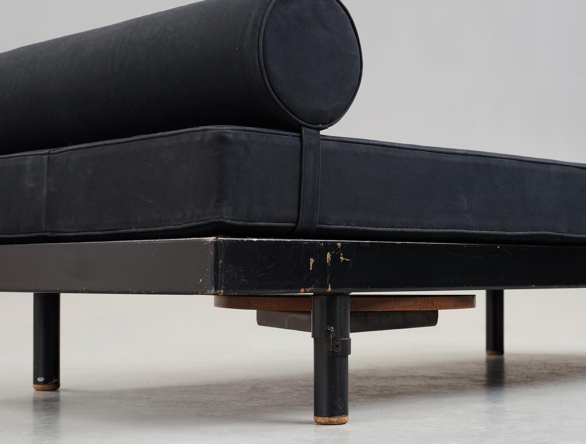 JEAN PROUVÉ & CHARLOTTE PERRIAND, dagbädd med sidobord, "Scal No 450" "Antony", Frankrike, ca 1954.