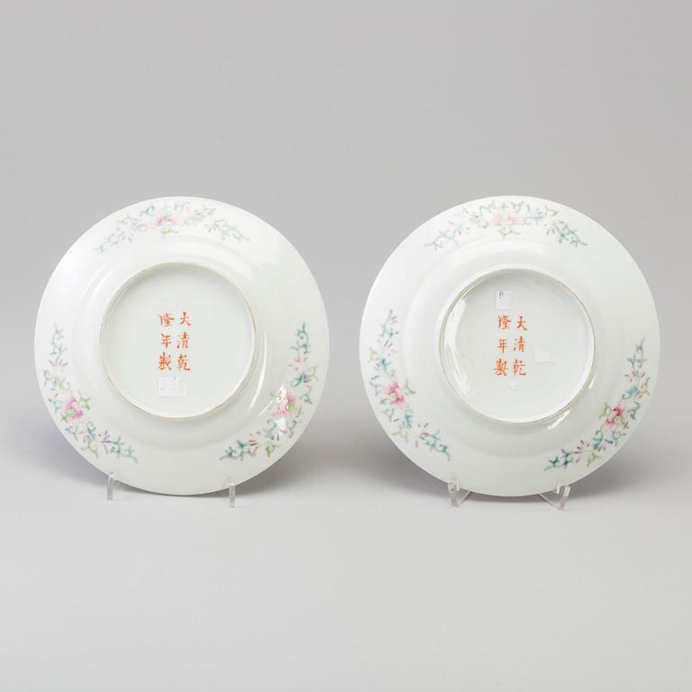A pair of Chinese  famille rose 'mille fiori' porcelain dishes, early 20th century.