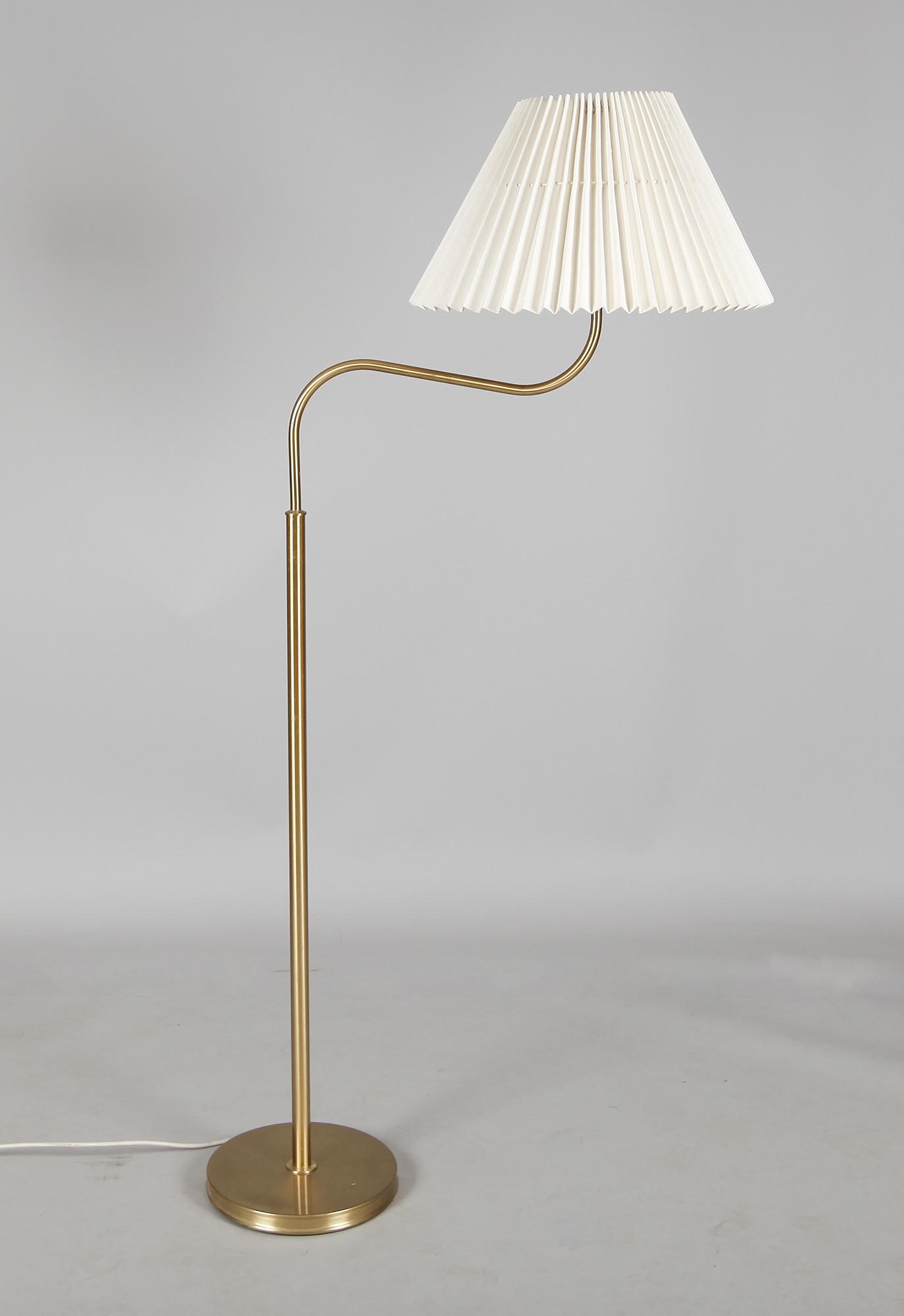 GOLVLAMPA, modell 2368/2148, "Stora Kamelen", Josef Frank, Firma Svenskt Tenn.