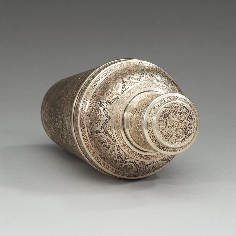 SHAKER, silver. Höjd 23,5 cm. Persien 1900-talets förra hälft.