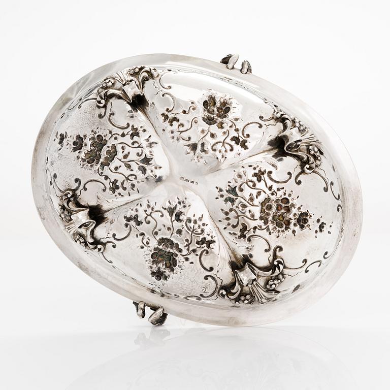 Carl Johan Tegelsten, Leipäkori, hopeaa ja kullattua hopeaa, Pietari, Venäjä 1845.