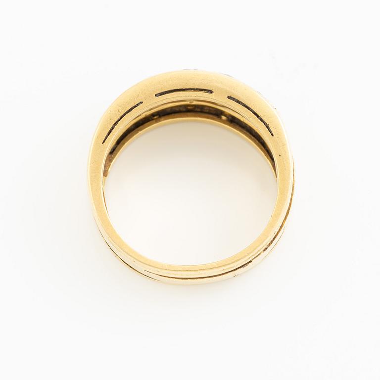 Ring 18K guld med runda briljantslipade diamanter.