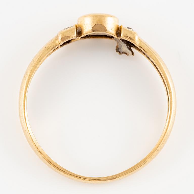 Ring, 18K gold with brilliant-cut diamonds.