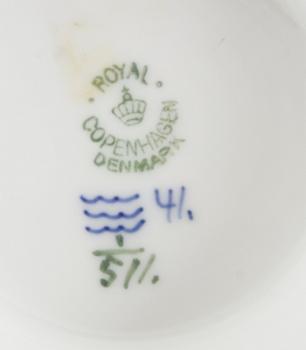 SERVISDELAR, ca 40 delar, porslin. "Musselmalet" Royal Copenhagen.
