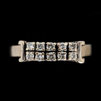 RING, 18k guld med diamanter tot ca 0,30 ct enligt gravyr. N S E guldvaru AB, Köping 1979. Vikt 4,2 g.