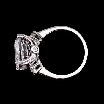RING, 14 k vitguld, oval fasettslipad kvarts, briljantslipade diamanter tot 0.05 ct.