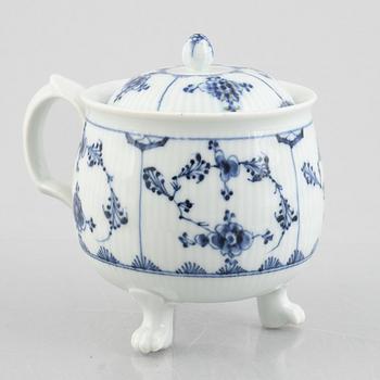 A 'Blue Fluted Plain' / 'Musselmalet' tripod creamer with cover, Royal Copenhagen, late 18th century.