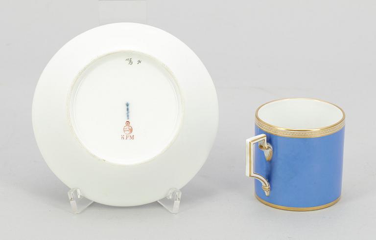 KAFFEKOPP med FAT,  porslin, empire, Köngliche Porzellan Manufactur, Berlin, Tyskland, 1800-talets första hälft.