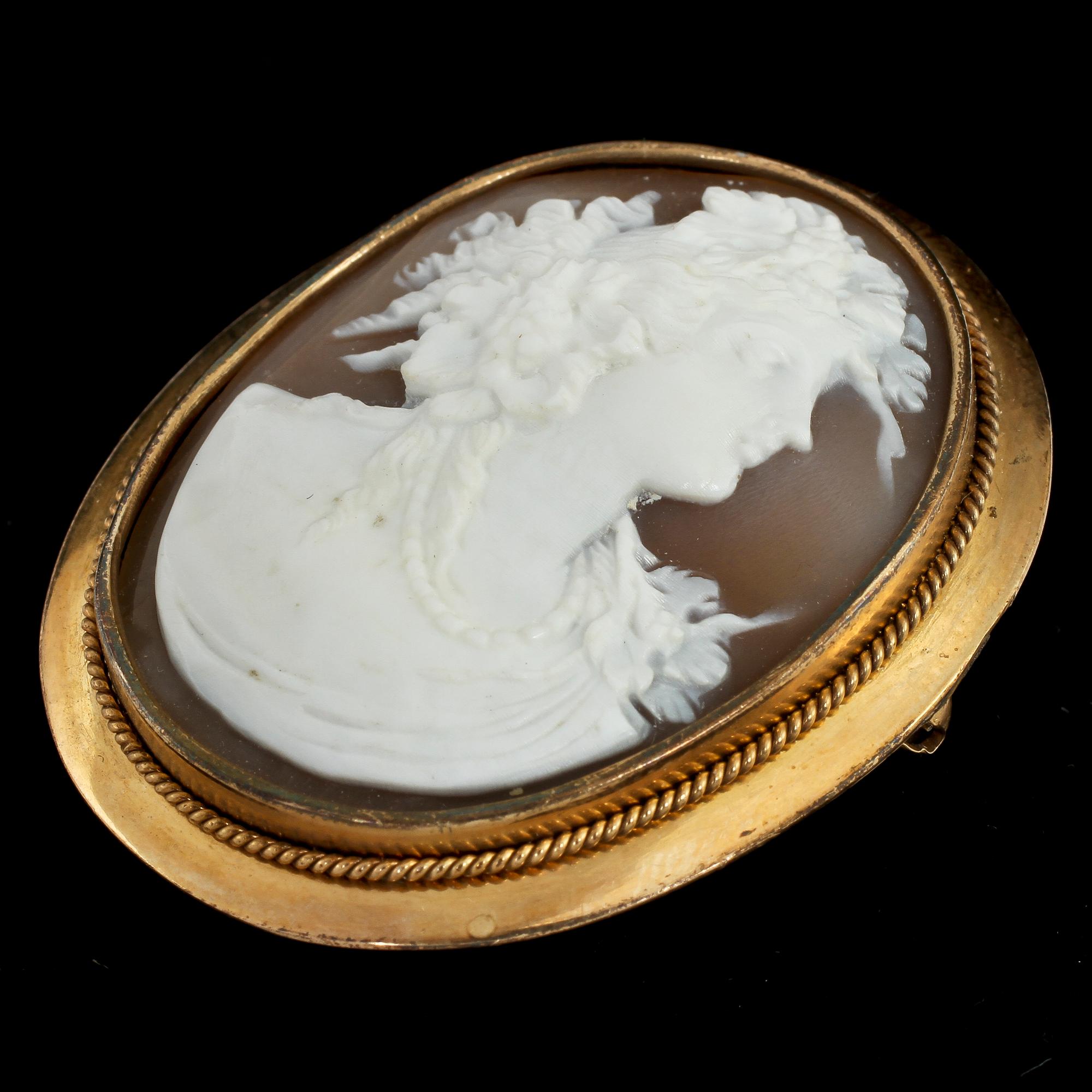 KAMÉBROSCH,18k guld med skuren snäckskal, Bernhard Hertz, Stockholm, 1914. Vikt 13 g.