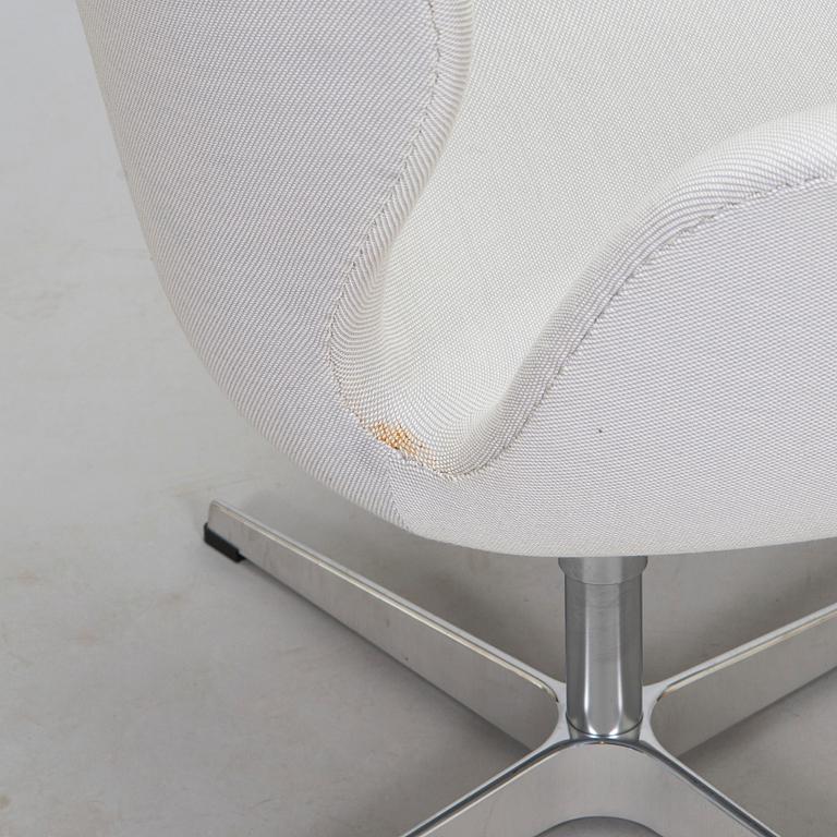 Arne Jacobsen, fåtölj, "Svanen", för Fritz Hansen, 2016.