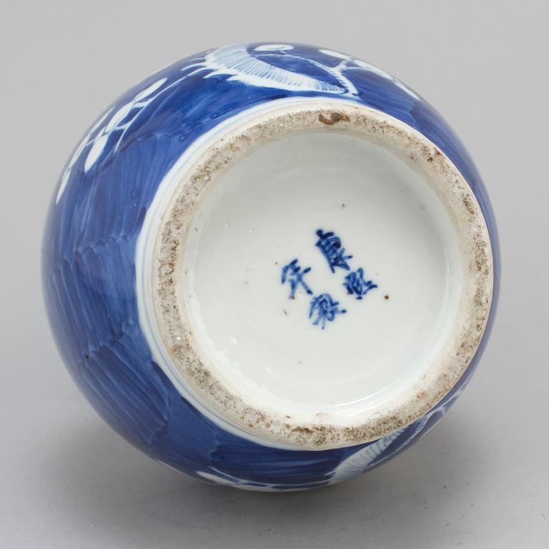 A blue and white double gourd vase, Qing dynasty, circa 1900.