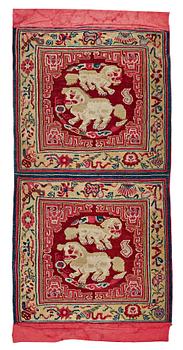 184. A MEDITATION RUG, an antique/a semi-antique Tibetan, ca 150,5 x 81 cm (as well as 10 cm flat weave at the ends).