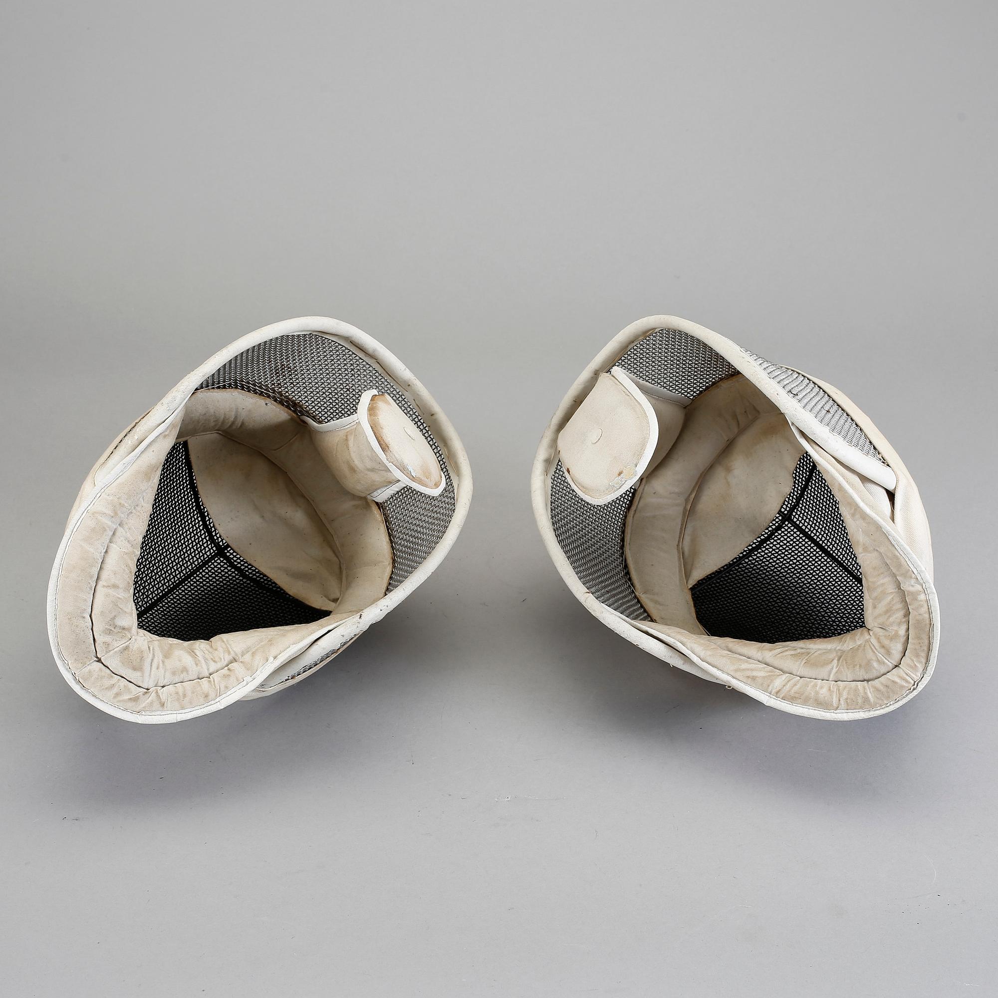 FLORETTER, 3 st, och SABLAR, 2 st, samt FÄKTMASKER, 2 st, 1900-talets mitt.