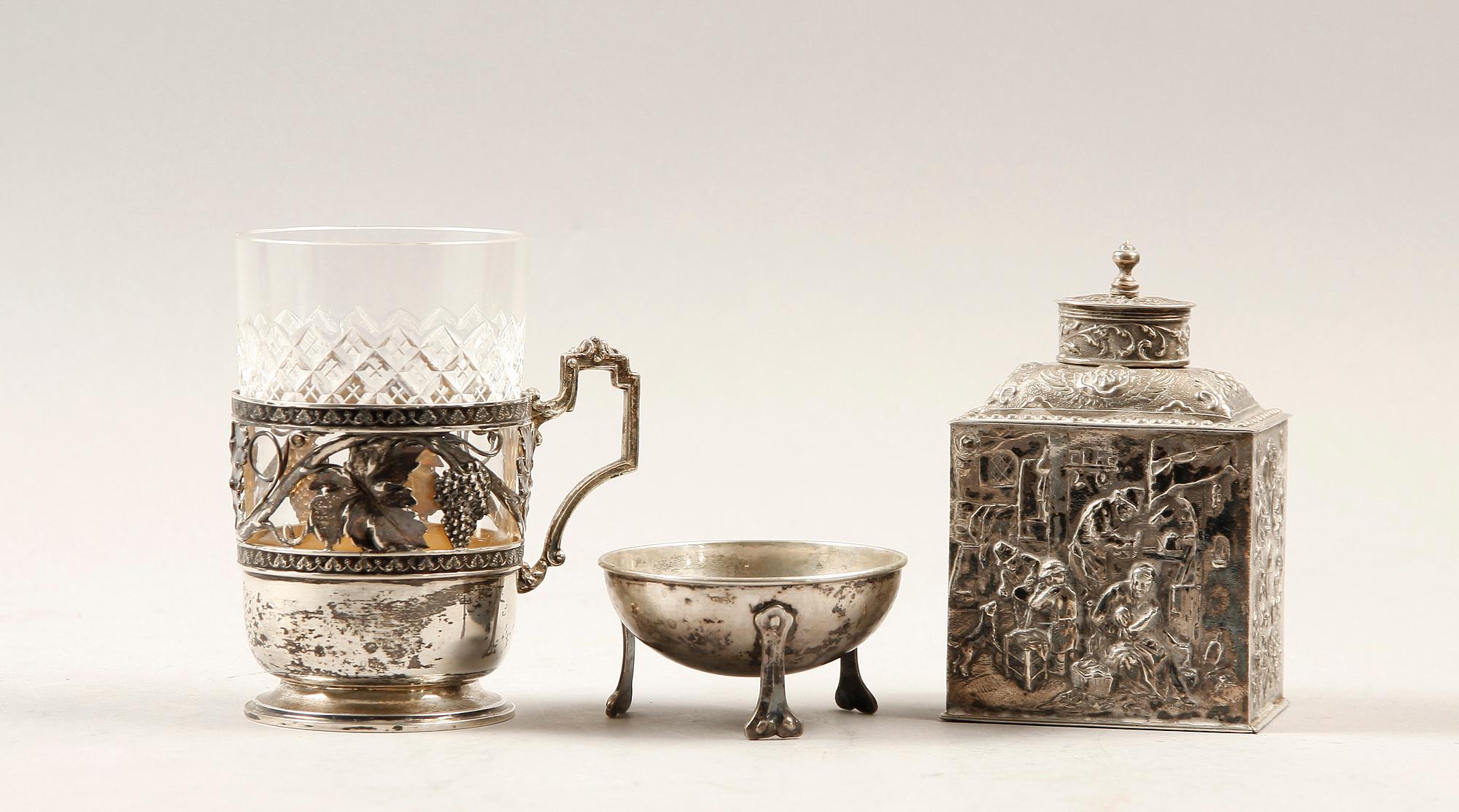 TEGLASHÅLLARE, DOSA och SALTKAR, silver, bl a Anders Nilsson, Lund 1913. 326 g.