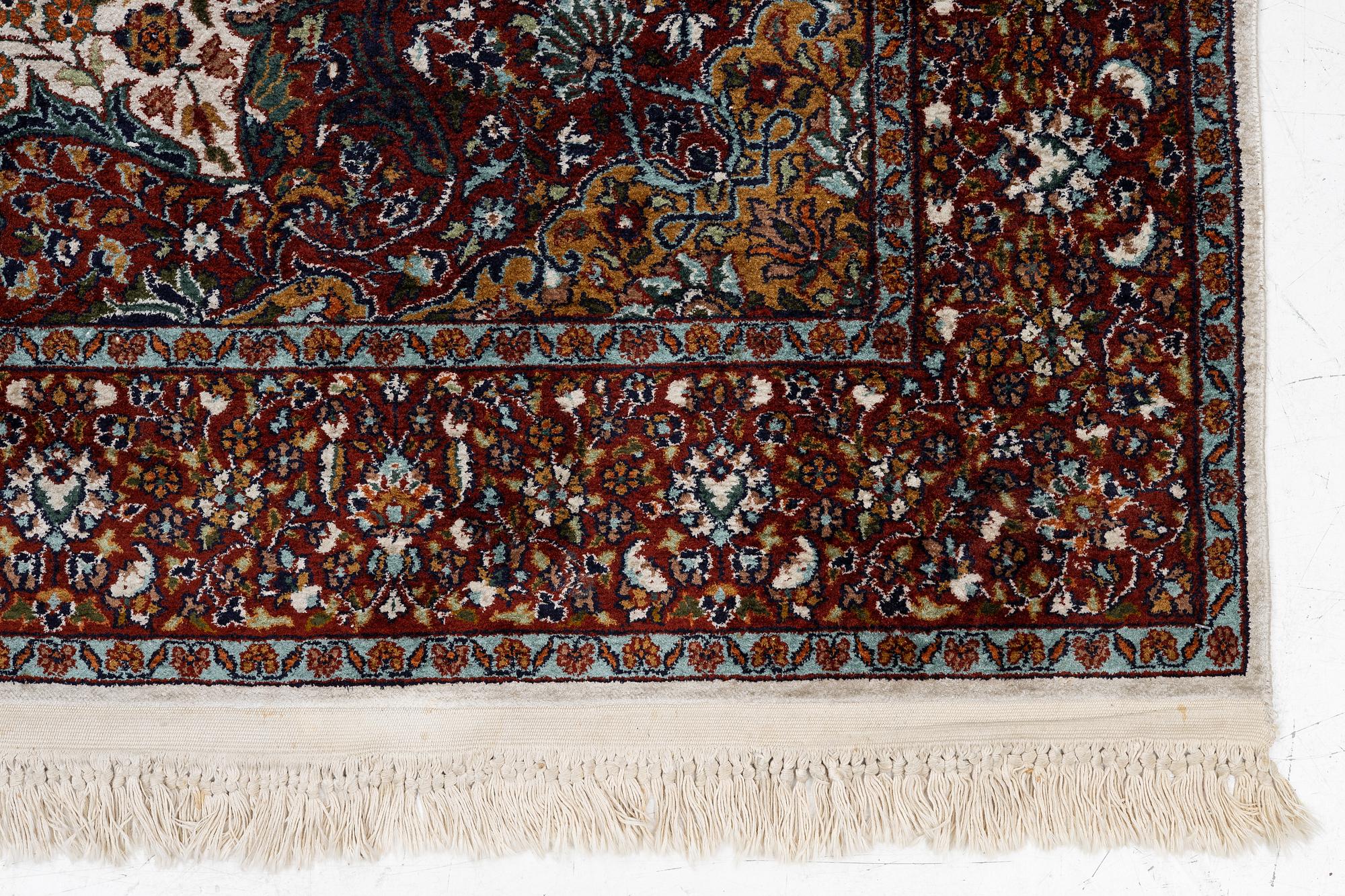 Carpet, Kirman, 275 x 185 cm.