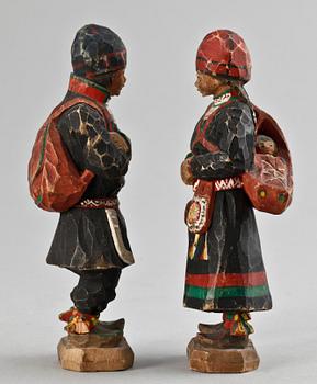 TRÄFIGURER, 2 st, Torborg Lindberg Karlsson, sign.