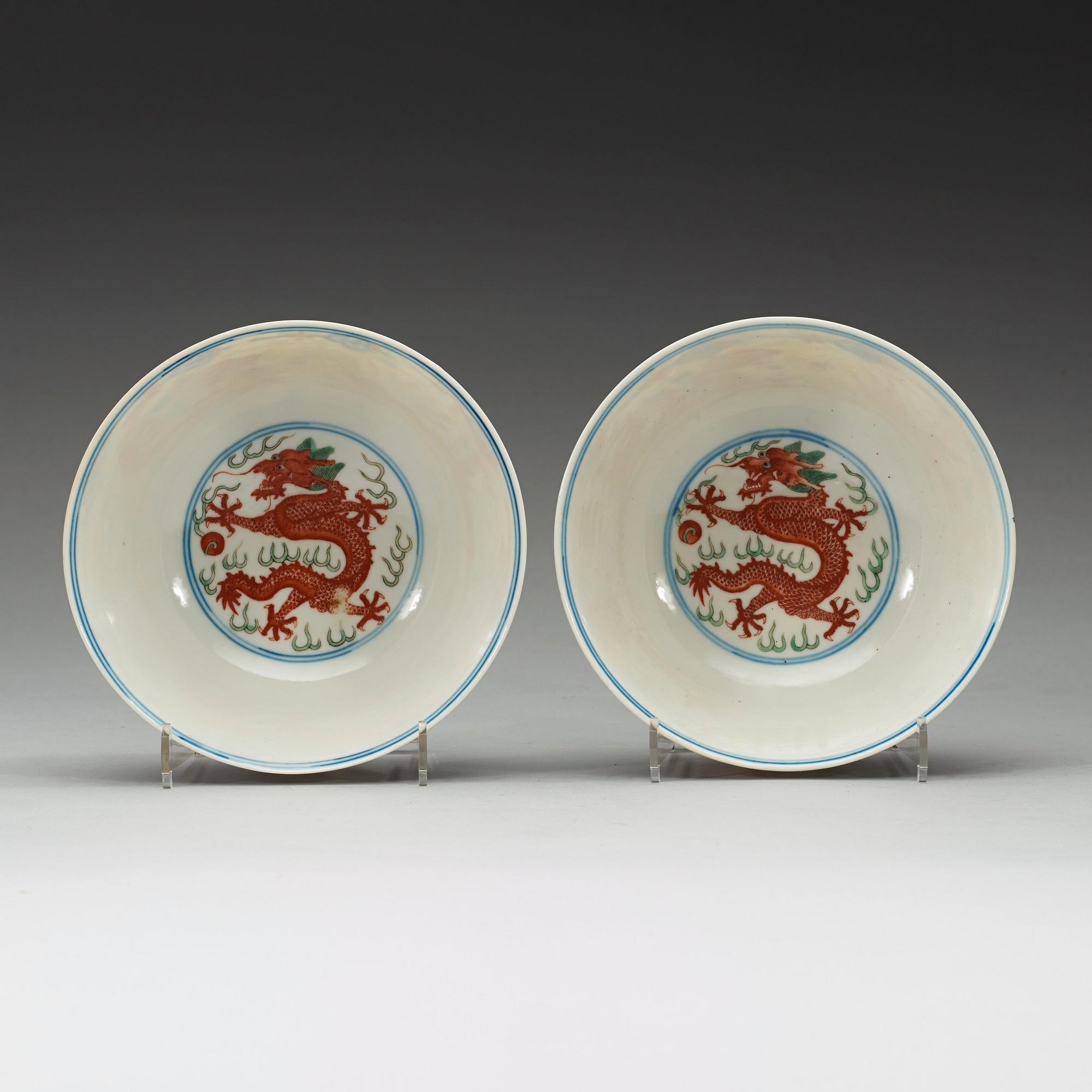 SKÅLAR, ett par, porslin. Sen Qing dynastin (1644-1912) med Kangxi sex karaktärers märke.