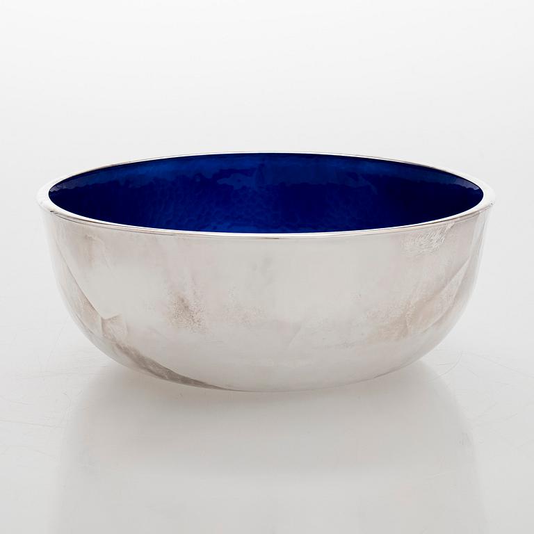 A. Tillander, skål, sterlingsilver och emalj. Helsingfors 2005.